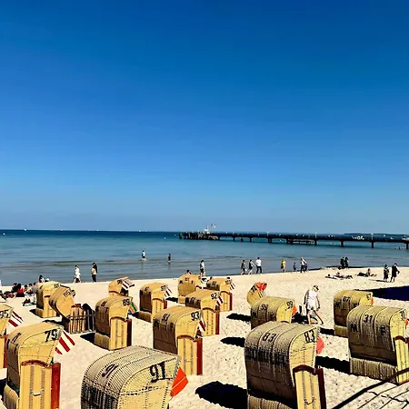 Modernes An Timmendorfer Promenade, 1. Reihe